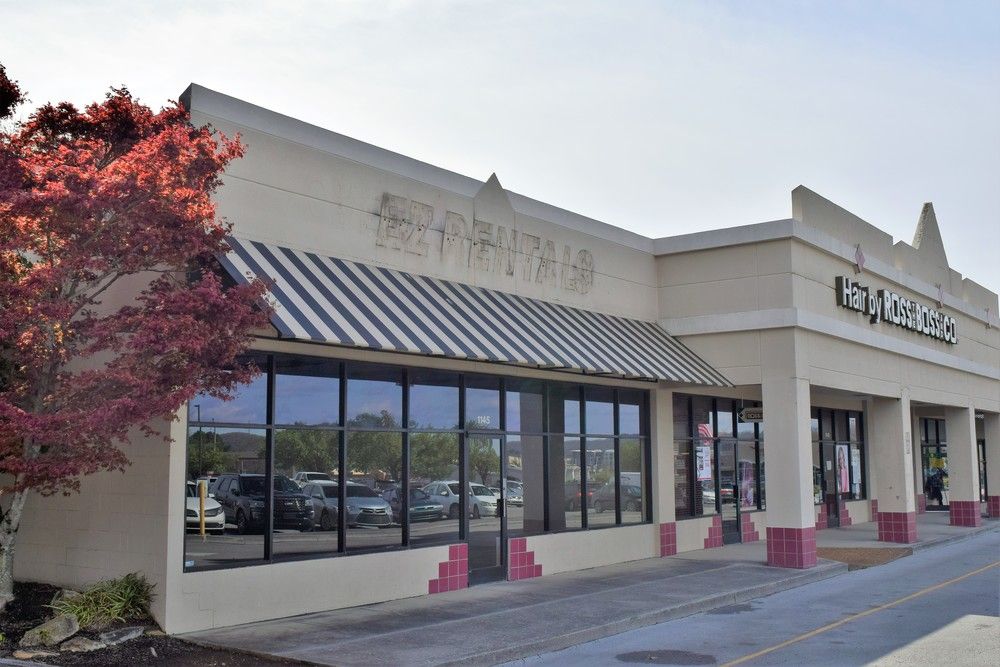 Manhattan Place Shopping Center: 1175 Oak Ridge Turnpike, Oak Ridge, TN 37830